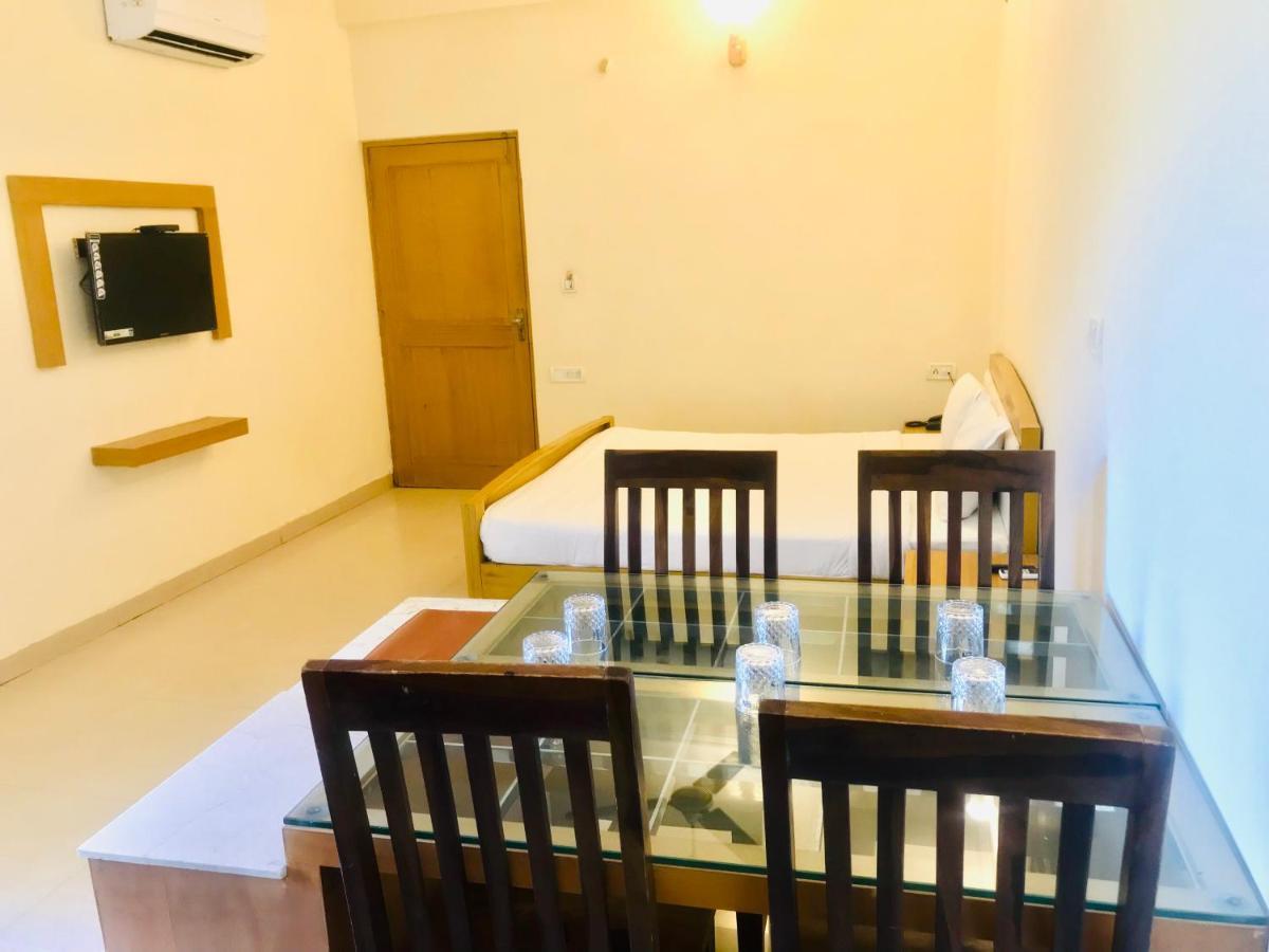 Tulip Palm Hotel Jaipur Bagian luar foto