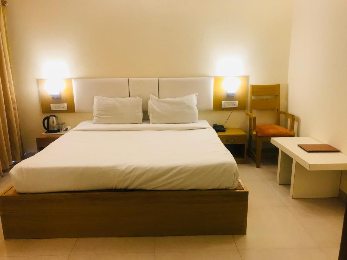 Tulip Palm Hotel Jaipur Bagian luar foto