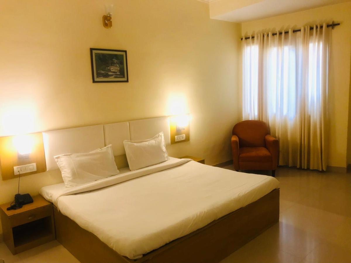 Tulip Palm Hotel Jaipur Bagian luar foto