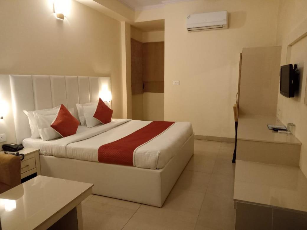 Tulip Palm Hotel Jaipur Bagian luar foto