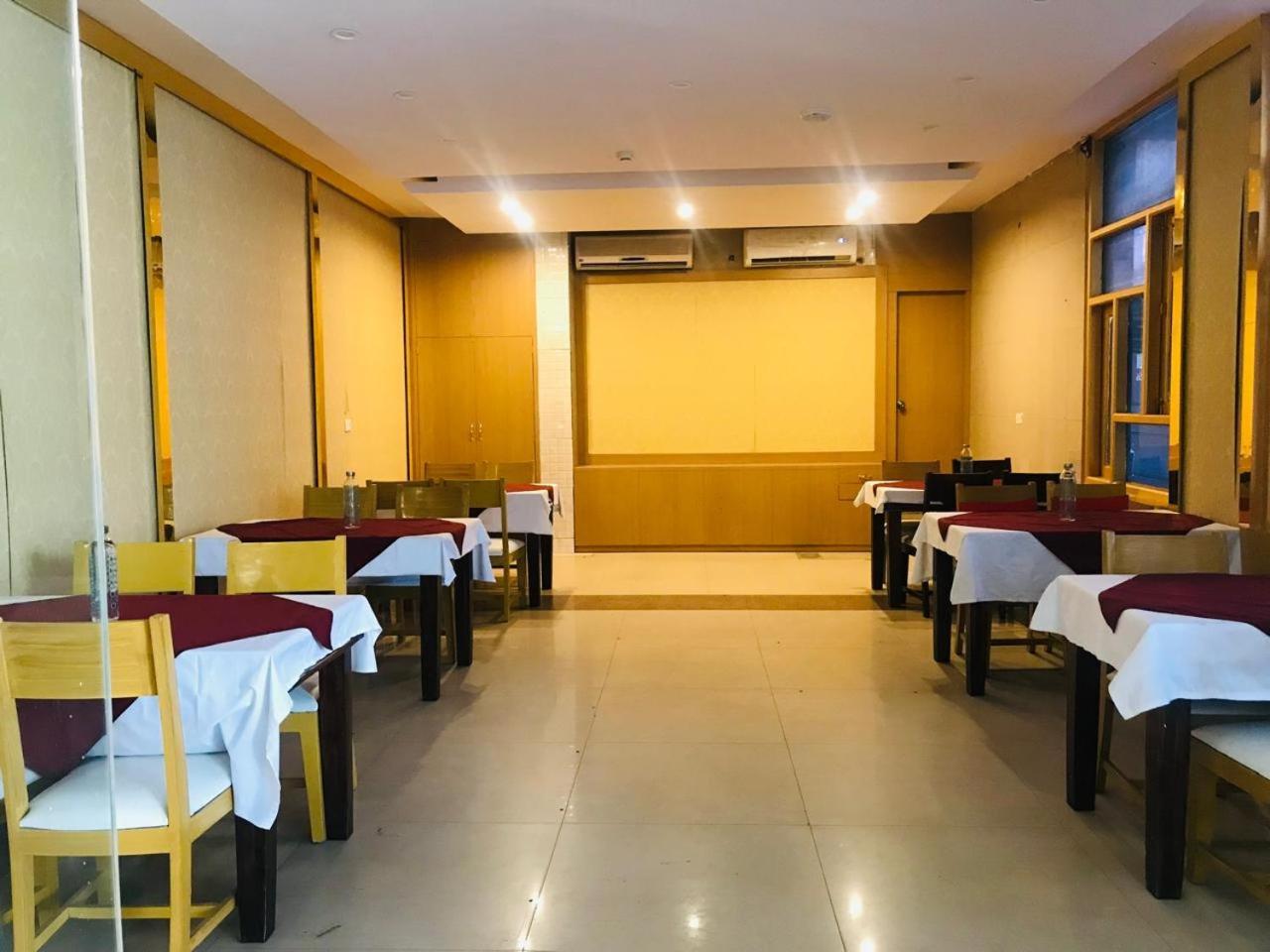 Tulip Palm Hotel Jaipur Bagian luar foto