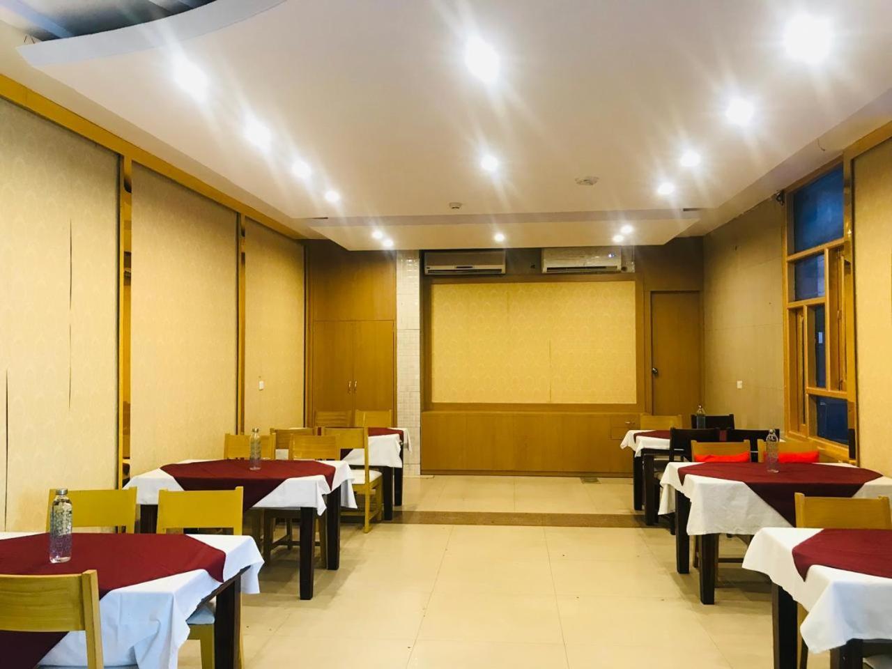 Tulip Palm Hotel Jaipur Bagian luar foto