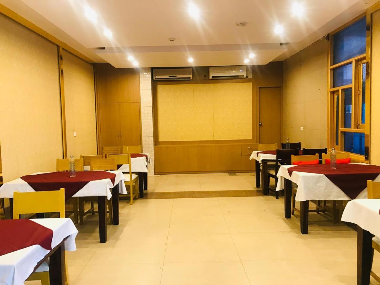Tulip Palm Hotel Jaipur Bagian luar foto